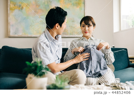 出産準備をする若い日本人夫婦 マタニティライフ 44852406