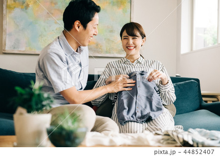 出産準備をする若い日本人夫婦 マタニティライフ 44852407