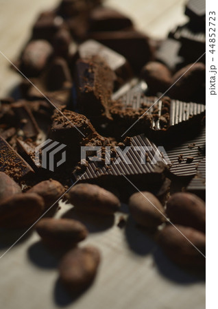ブラックチョコレート 44852723