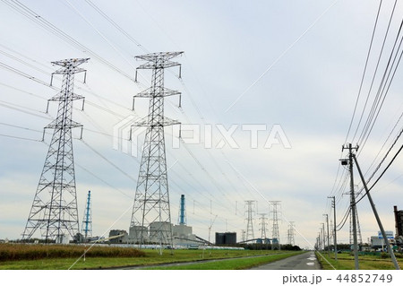 北海道　苫東厚真火力発電所と送電線 44852749
