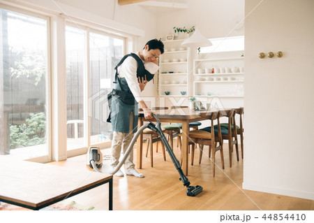 掃除機をかける主夫 子育て中の若い日本人男性 掃除機をかける主夫 子育て中の若い日本人男性 44854410