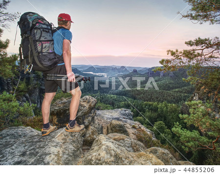 Landscape photographer prepare camera on viewpoint 44855206