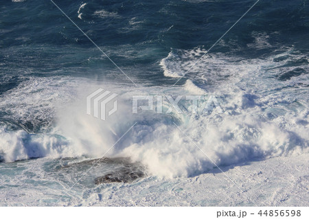 冬の爆弾低気圧で時化た海 冬の爆弾低気圧で時化た海 44856598