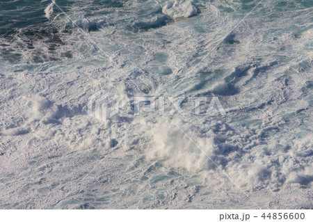 冬の爆弾低気圧で時化た海の写真素材