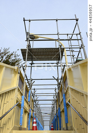 再塗装作業中の歩道橋 再塗装作業中の歩道橋 44856957