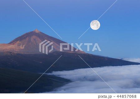 The peak of El Teide with full moon during sunrise The peak of El Teide with full moon during sunrise 44857068