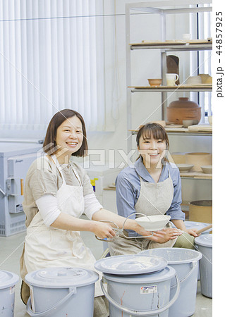 陶芸をする女性 44857925