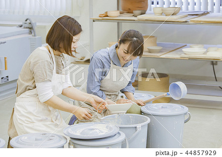 陶芸をする女性 44857929