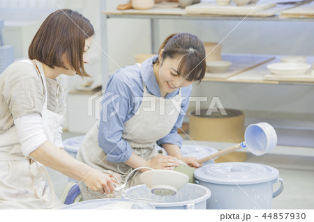 陶芸をする女性 44857930