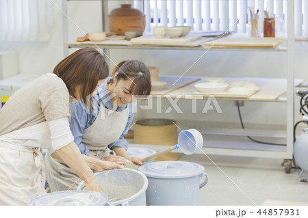 陶芸をする女性 陶芸をする女性 44857931