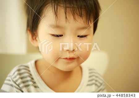 鼻水を垂らす男の子 鼻水を垂らす男の子 44858343