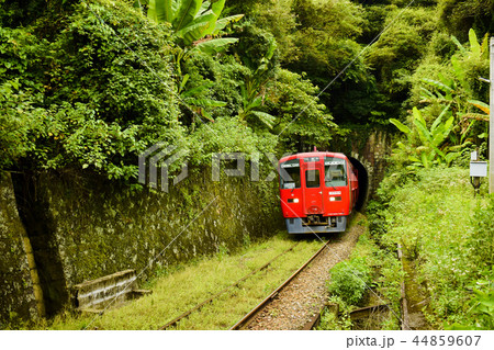 三角線　赤瀬トンネルを出て、赤瀬駅に入線する、熊本行き普通列車 44859607