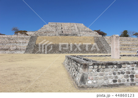 青空のソチカルコ遺跡　ケツァルコアトル神殿　世界遺産　メキシコ 44860123
