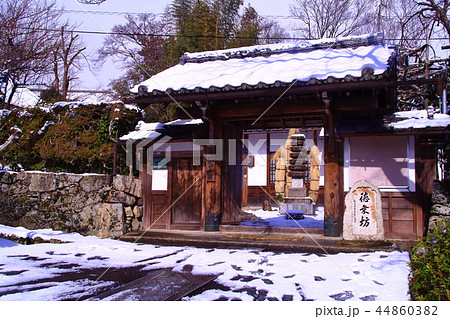 西教寺（大津市坂本）境内の冬景色 44860382