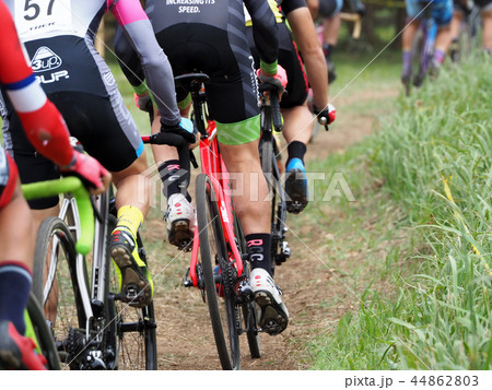 自転車競技（シクロクロス）　レース サイクリスト オフロード ダート 不整地 選手 サイクリング  44862803