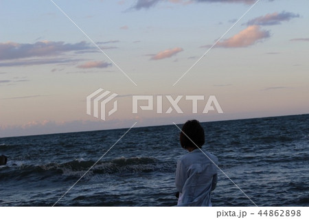 日本海を眺める女性 日本海を眺める女性 44862898