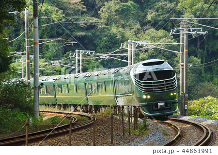 カーブを通過するトワイライトエクスプレス瑞風 44863991