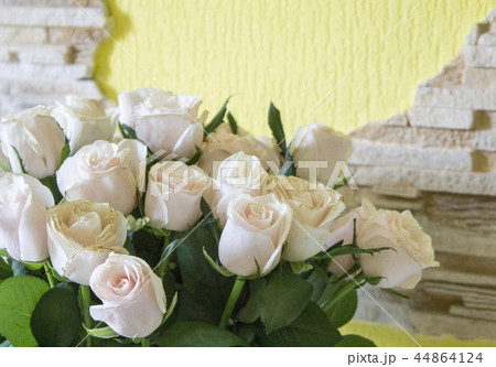 Bouquet of white roses. White roses in a vase Bouquet of white roses. White roses in a vase 44864124