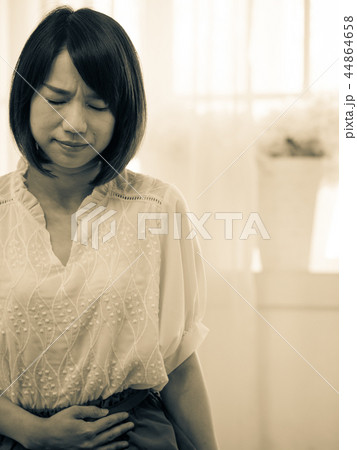 生理痛に悩む若い女性 44864658