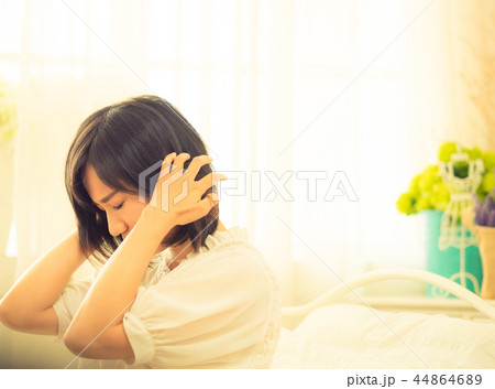 生理痛に悩む若い女性 44864689