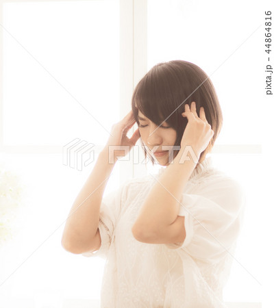 生理痛に悩む若い女性 生理痛に悩む若い女性 44864816