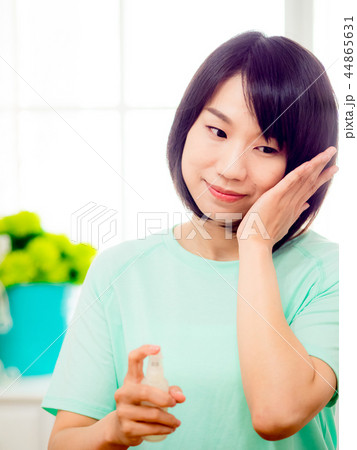 メイクアップをする女性 44865631