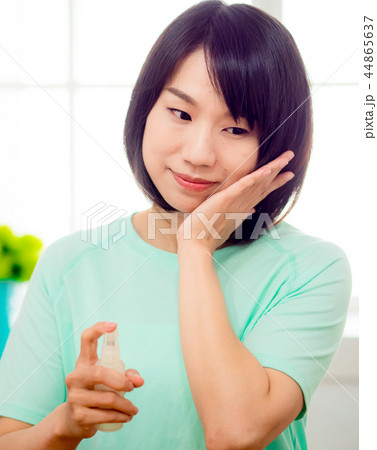 メイクアップをする女性 44865637