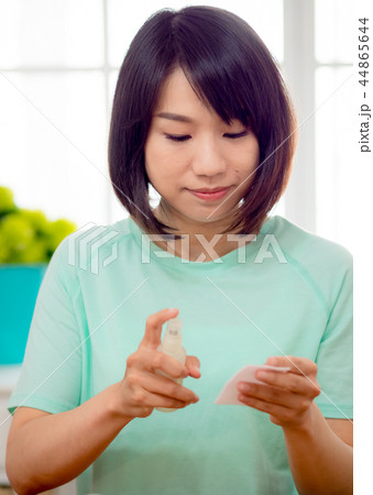 メイクアップをする女性 44865644