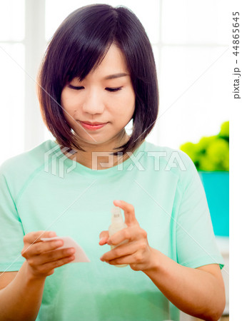 メイクアップをする女性 メイクアップをする女性 44865645