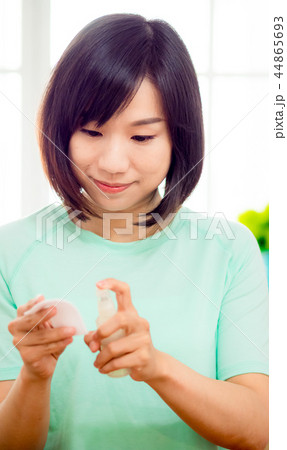 メイクアップをする女性 メイクアップをする女性 44865693