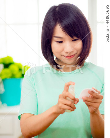 メイクアップをする女性 メイクアップをする女性 44865695