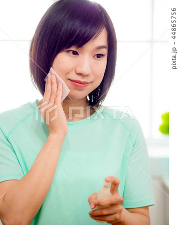 メイクアップをする女性 44865756