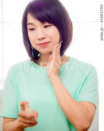 メイクアップをする女性 メイクアップをする女性 44865760