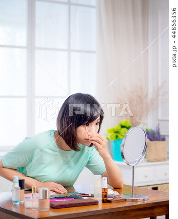 メイクアップをする女性 44866356