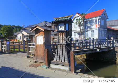 晴天下の佐原の町並みと樋橋 44867465
