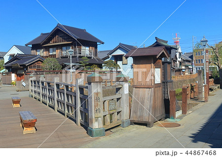 晴天下の佐原の町並みと樋橋 44867468