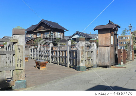晴天下の佐原の町並みと樋橋 44867470