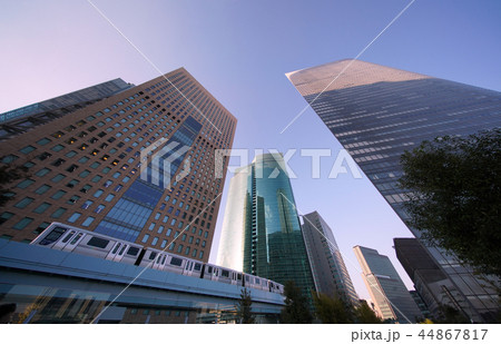 日本の東京都市景観　汐留の超高層ビル群やゆりかもめ 44867817