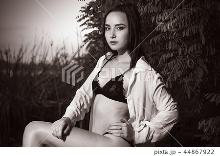 attractive girl 44867922