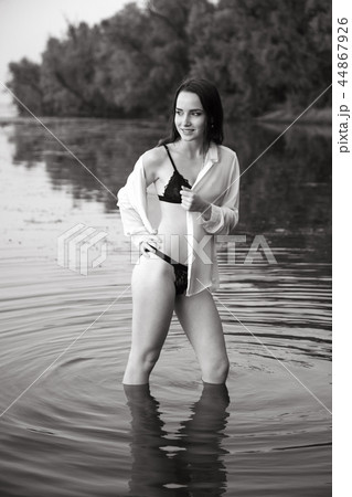 attractive girl 44867926