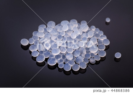 Pile of silica gel granules 44868386