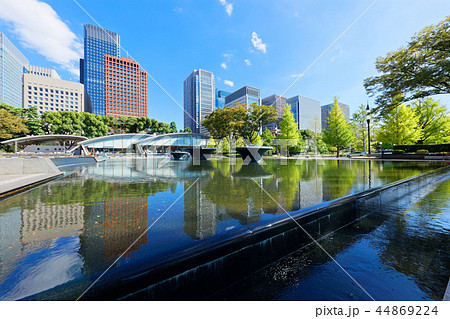 青空が広がる和田倉噴水公園と丸の内ビル街 青空が広がる和田倉噴水公園と丸の内ビル街 44869224