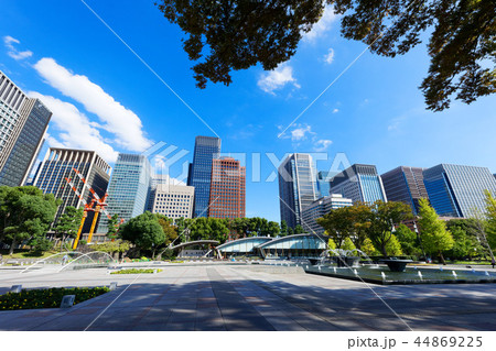 青空が広がる和田倉噴水公園と丸の内ビル街 44869225