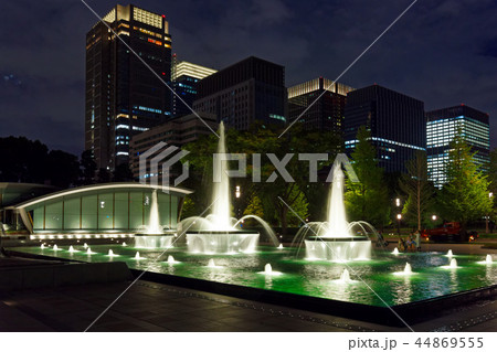 和田倉噴水公園と丸の内ビル街　夜景 44869555