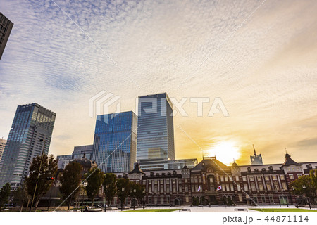 早朝の東京駅 44871114
