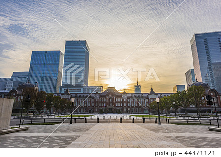 早朝の東京駅 44871121