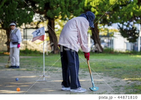 グラウンドゴルフを楽しむ人 44871810