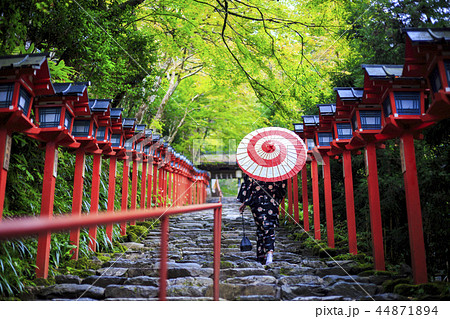 貴船神社を歩く和傘の女性の写真素材