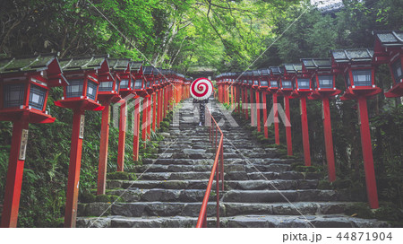 貴船神社を歩く和傘の女性 44871904