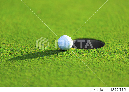 カップとゴルフボール 44872556